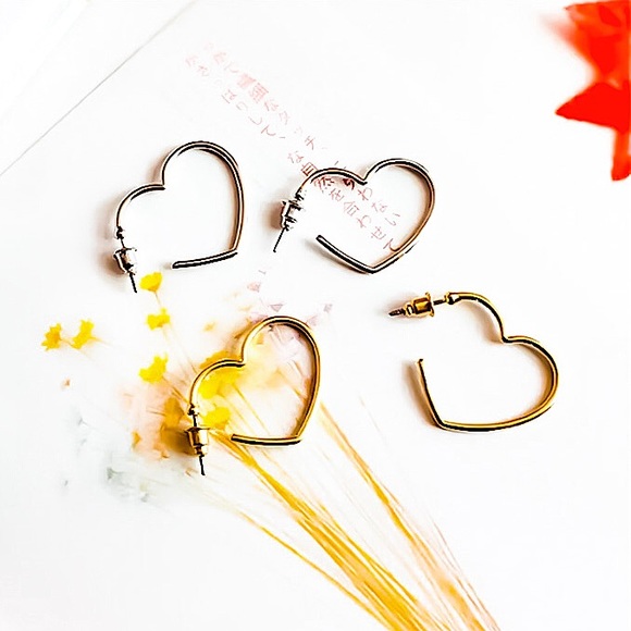 ⚜️[𝟯/$𝟭𝟴]⚜️Gold Heart Simple Hoop Earrings NEW - Picture 4 of 8